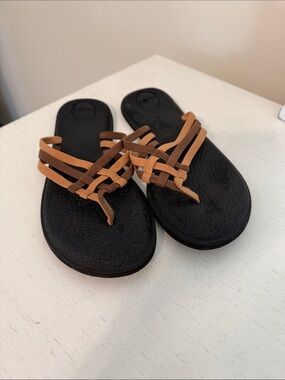 Sanuk Women’s Tan and Brown Yoga T-Strap Salty Sandals / Size 7 / Good Condition